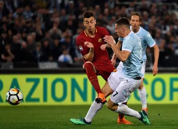 Finisce a reti inviolate il derby capitolino. Nel finale espulso Radu e traversa di Dzeko.