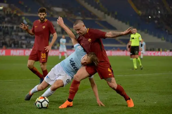 Finisce a reti inviolate il derby capitolino. Nel finale espulso Radu e traversa di Dzeko.