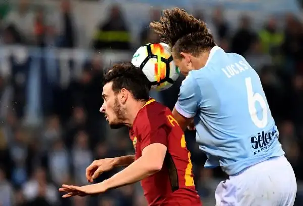 Finisce a reti inviolate il derby capitolino. Nel finale espulso Radu e traversa di Dzeko.