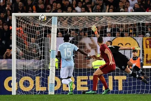 Finisce a reti inviolate il derby capitolino. Nel finale espulso Radu e traversa di Dzeko.