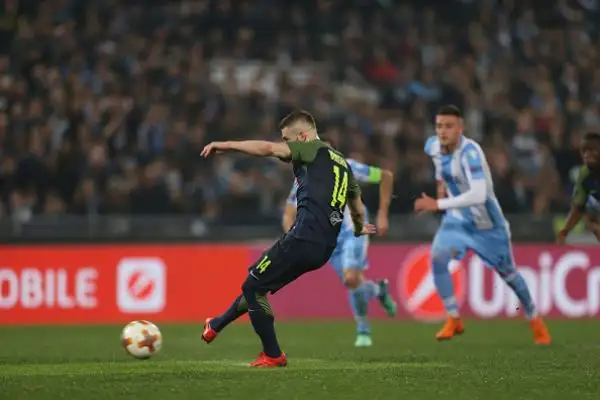 La Lazio tiene alto l’onore del calcio italiano grazie alle reti di Lulic, Parolo, Felipe Anderson e Immobile. Per gli austriaci in gol Berisha su rigore e il giapponese Minamino.