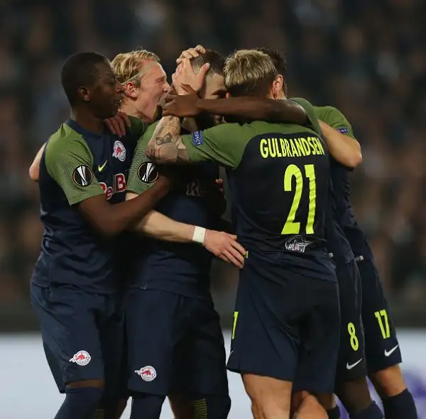 La Lazio tiene alto l’onore del calcio italiano grazie alle reti di Lulic, Parolo, Felipe Anderson e Immobile. Per gli austriaci in gol Berisha su rigore e il giapponese Minamino.