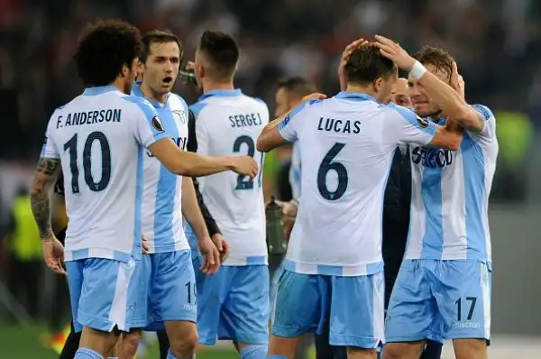 La Lazio tiene alto l’onore del calcio italiano grazie alle reti di Lulic, Parolo, Felipe Anderson e Immobile. Per gli austriaci in gol Berisha su rigore e il giapponese Minamino.