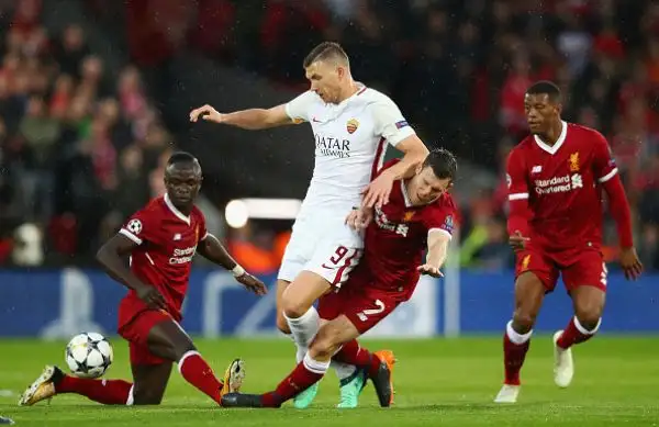 Salah fa due gol e due assist contro la sua ex squadra, che si tiene aggrappata alla Champions grazie a Dzeko e Perotti.