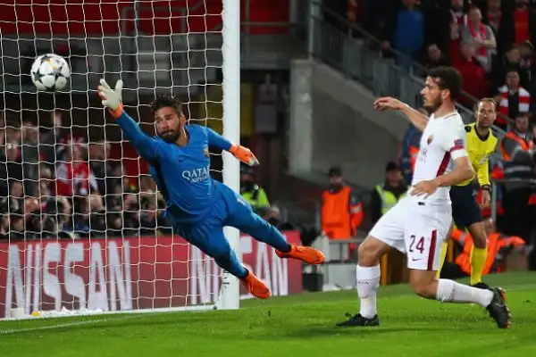 Salah fa due gol e due assist contro la sua ex squadra, che si tiene aggrappata alla Champions grazie a Dzeko e Perotti.