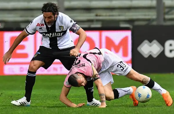 Grazie a una tripletta dell'Arciere Calaiò, il Parma si impone in casa contro il Palermo e risale al quarto posto, a -4 dai siciliani.