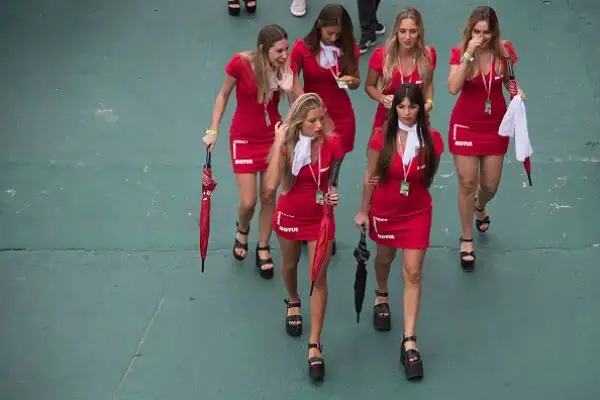 Crutchlow si impone su Zarco e Rins in una gara condizionata dalla pista umida. Marquez  punito con un drive through dopo aver spento la moto pochi secondi prima del via, rimonta e sperona Rossi.