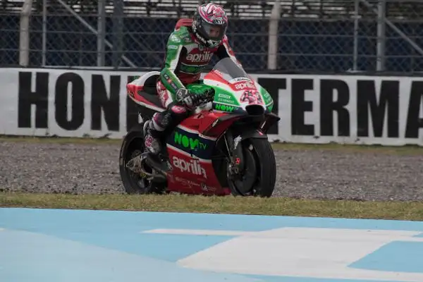 Crutchlow si impone su Zarco e Rins in una gara condizionata dalla pista umida. Marquez  punito con un drive through dopo aver spento la moto pochi secondi prima del via, rimonta e sperona Rossi.