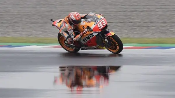 Crutchlow si impone su Zarco e Rins in una gara condizionata dalla pista umida. Marquez  punito con un drive through dopo aver spento la moto pochi secondi prima del via, rimonta e sperona Rossi.