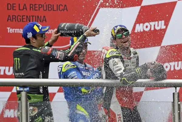 Crutchlow si impone su Zarco e Rins in una gara condizionata dalla pista umida. Marquez  punito con un drive through dopo aver spento la moto pochi secondi prima del via, rimonta e sperona Rossi.