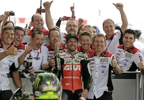 Crutchlow si impone su Zarco e Rins in una gara condizionata dalla pista umida. Marquez  punito con un drive through dopo aver spento la moto pochi secondi prima del via, rimonta e sperona Rossi.