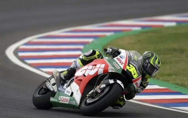 Crutchlow si impone su Zarco e Rins in una gara condizionata dalla pista umida. Marquez  punito con un drive through dopo aver spento la moto pochi secondi prima del via, rimonta e sperona Rossi.