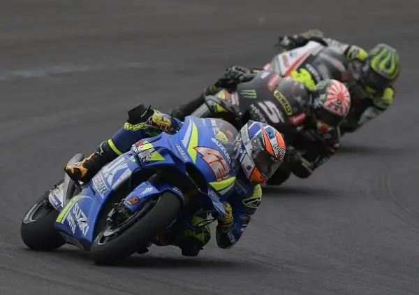 Crutchlow si impone su Zarco e Rins in una gara condizionata dalla pista umida. Marquez  punito con un drive through dopo aver spento la moto pochi secondi prima del via, rimonta e sperona Rossi.