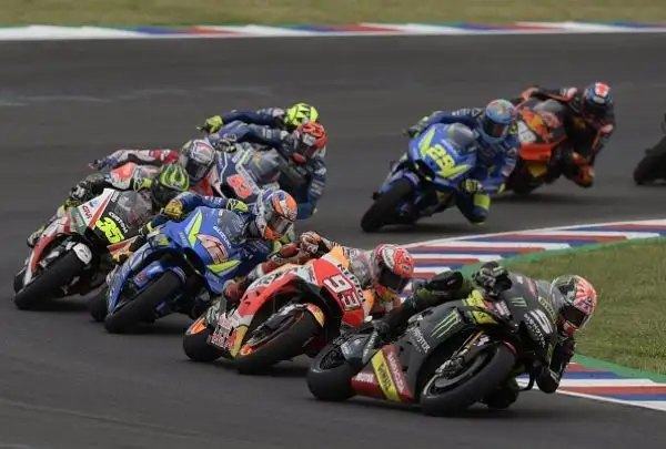 Crutchlow si impone su Zarco e Rins in una gara condizionata dalla pista umida. Marquez  punito con un drive through dopo aver spento la moto pochi secondi prima del via, rimonta e sperona Rossi.