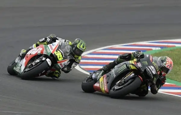 Crutchlow si impone su Zarco e Rins in una gara condizionata dalla pista umida. Marquez  punito con un drive through dopo aver spento la moto pochi secondi prima del via, rimonta e sperona Rossi.