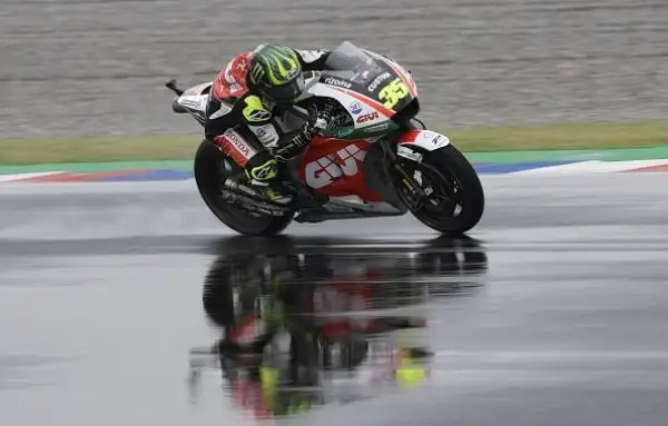Crutchlow si impone su Zarco e Rins in una gara condizionata dalla pista umida. Marquez  punito con un drive through dopo aver spento la moto pochi secondi prima del via, rimonta e sperona Rossi.