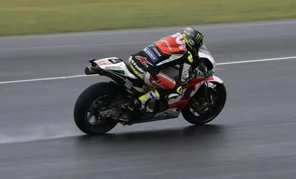 Crutchlow si impone su Zarco e Rins in una gara condizionata dalla pista umida. Marquez  punito con un drive through dopo aver spento la moto pochi secondi prima del via, rimonta e sperona Rossi.