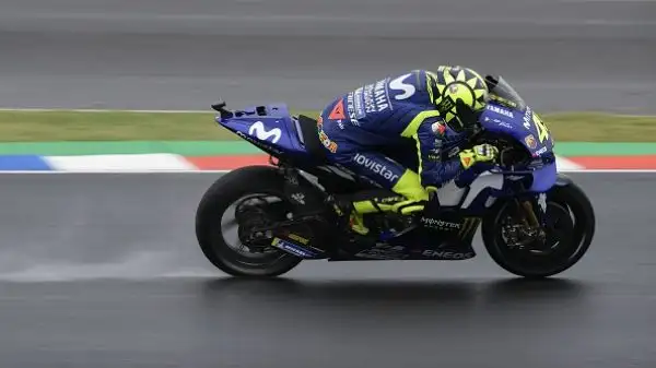 Crutchlow si impone su Zarco e Rins in una gara condizionata dalla pista umida. Marquez  punito con un drive through dopo aver spento la moto pochi secondi prima del via, rimonta e sperona Rossi.