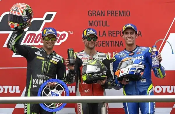 Crutchlow si impone su Zarco e Rins in una gara condizionata dalla pista umida. Marquez  punito con un drive through dopo aver spento la moto pochi secondi prima del via, rimonta e sperona Rossi.