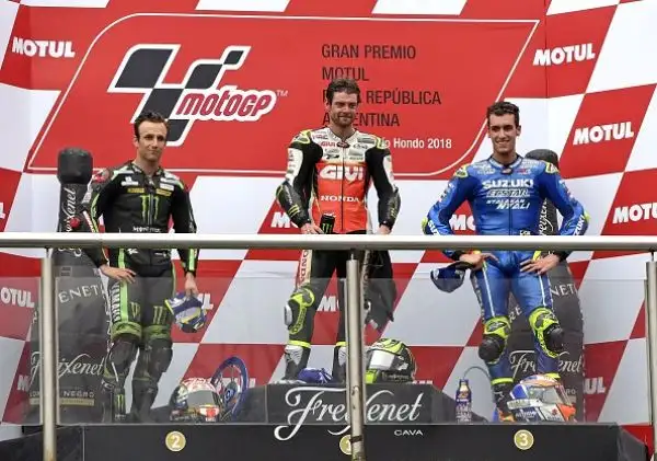 Crutchlow si impone su Zarco e Rins in una gara condizionata dalla pista umida. Marquez  punito con un drive through dopo aver spento la moto pochi secondi prima del via, rimonta e sperona Rossi.