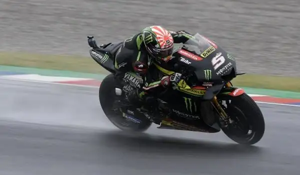 Crutchlow si impone su Zarco e Rins in una gara condizionata dalla pista umida. Marquez  punito con un drive through dopo aver spento la moto pochi secondi prima del via, rimonta e sperona Rossi.