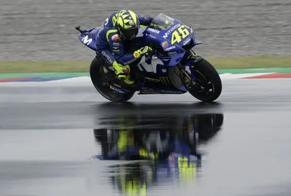 Crutchlow si impone su Zarco e Rins in una gara condizionata dalla pista umida. Marquez  punito con un drive through dopo aver spento la moto pochi secondi prima del via, rimonta e sperona Rossi.