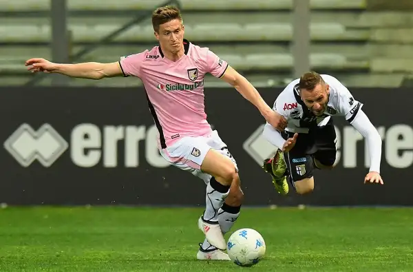 Grazie a una tripletta dell'Arciere Calaiò, il Parma si impone in casa contro il Palermo e risale al quarto posto, a -4 dai siciliani.