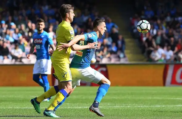 Il Napoli tiene vivo il campionato rimontando nei minuti di recupero il Chievo con le reti di Milik e Diawara.