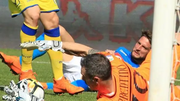 Il Napoli tiene vivo il campionato rimontando nei minuti di recupero il Chievo con le reti di Milik e Diawara.