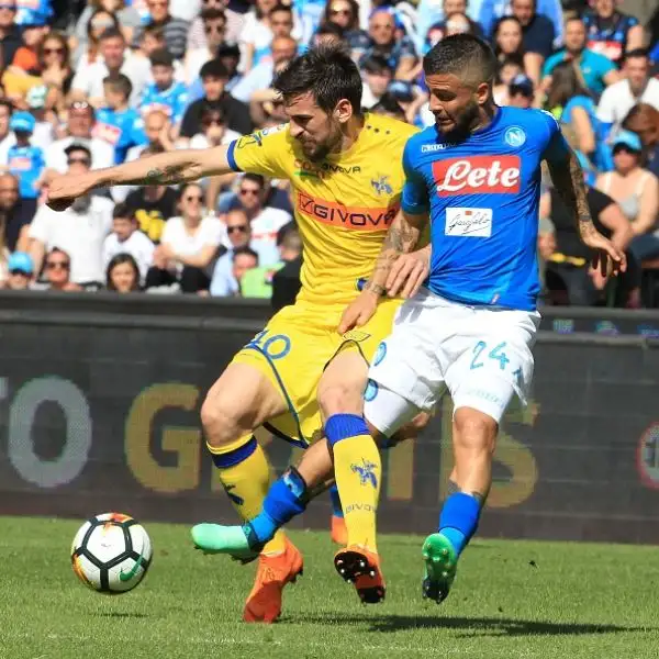 Il Napoli tiene vivo il campionato rimontando nei minuti di recupero il Chievo con le reti di Milik e Diawara.