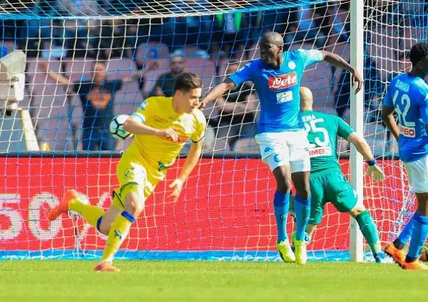 Il Napoli tiene vivo il campionato rimontando nei minuti di recupero il Chievo con le reti di Milik e Diawara.