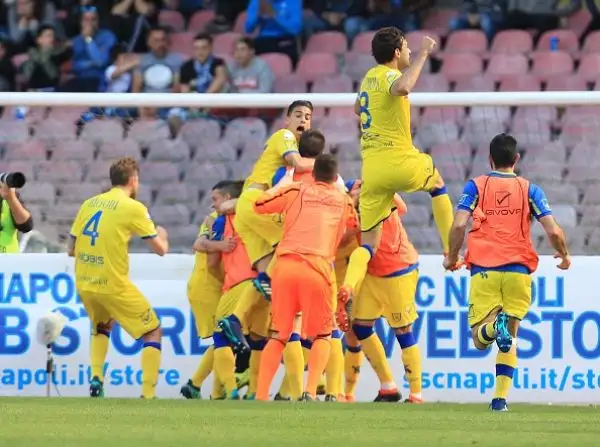 Il Napoli tiene vivo il campionato rimontando nei minuti di recupero il Chievo con le reti di Milik e Diawara.
