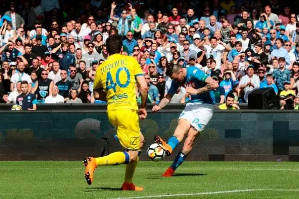 Il Napoli tiene vivo il campionato rimontando nei minuti di recupero il Chievo con le reti di Milik e Diawara.