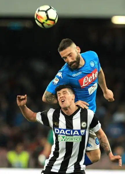 Gli azzurri piegano in rimonta i friulani e restano in corsa per lo scudetto. Per i bianconeri 10 ko consecutivi.