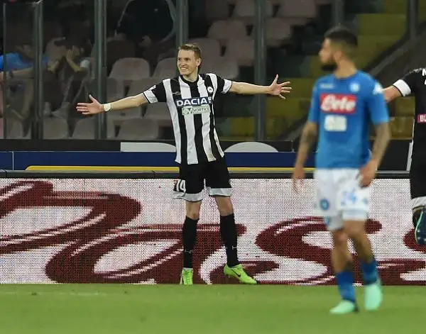 Gli azzurri piegano in rimonta i friulani e restano in corsa per lo scudetto. Per i bianconeri 10 ko consecutivi.