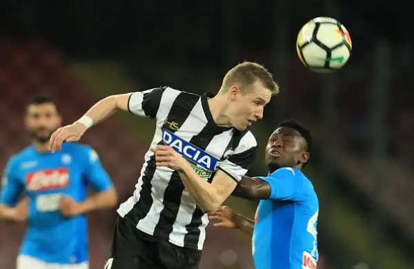 Gli azzurri piegano in rimonta i friulani e restano in corsa per lo scudetto. Per i bianconeri 10 ko consecutivi.