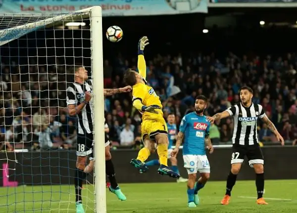 Gli azzurri piegano in rimonta i friulani e restano in corsa per lo scudetto. Per i bianconeri 10 ko consecutivi.