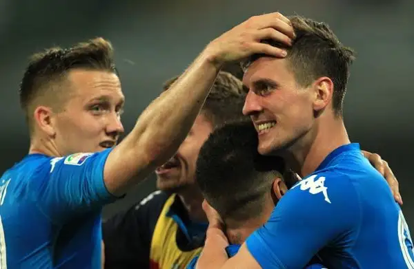 Gli azzurri piegano in rimonta i friulani e restano in corsa per lo scudetto. Per i bianconeri 10 ko consecutivi.
