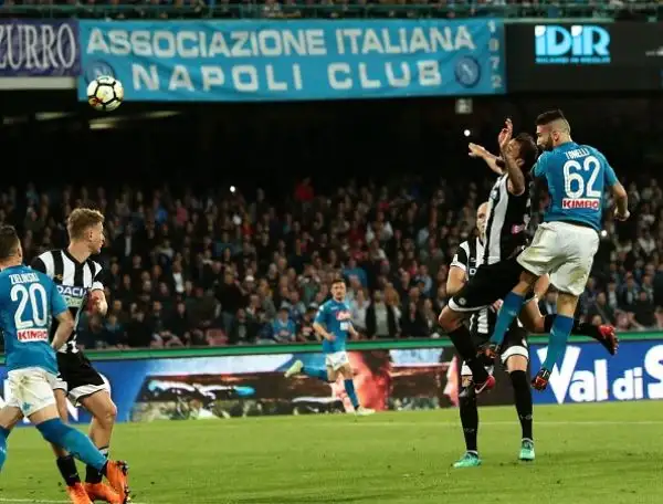 Gli azzurri piegano in rimonta i friulani e restano in corsa per lo scudetto. Per i bianconeri 10 ko consecutivi.