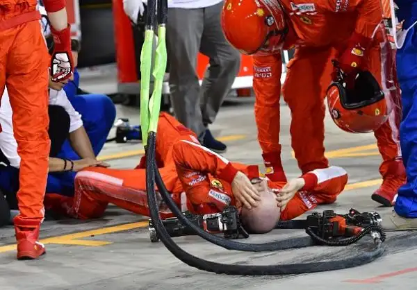 L'uomo travolto è finito a terra ed è poi stato portato al centro medico dove gli è stata diagnosticata la frattura di tibia e perone. Per Kimi la corsa è finita lì, quando ancora lottava per il podio