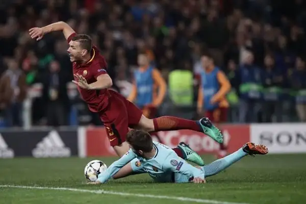 Clamorosa impresa dei giallorossi che all'Olimpico ribaltano la sconfitta per 4-1 subita all'andata.