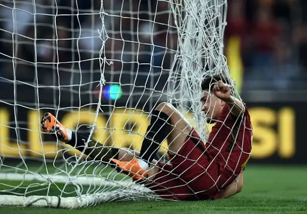 La Roma resta in piena corsa per la Champions, ma battere il Grifone è più complicato del previsto.