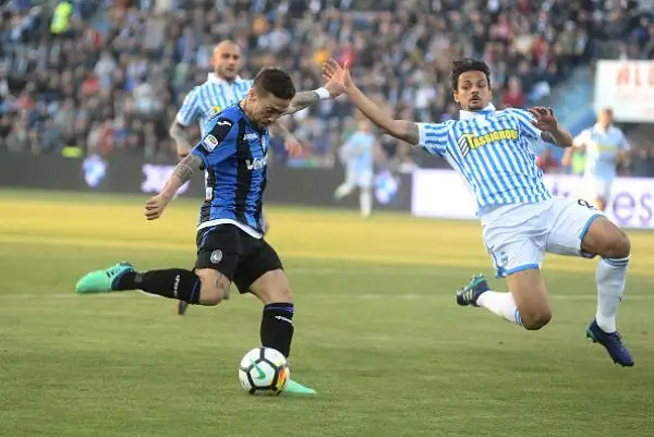 Ferraresi raggiunti sull'1-1 nel finale da un rigore trasformato da De Roon: a Semplici non basta Cionek.