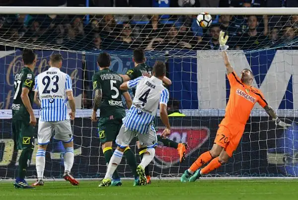 Finisce senza gol lo scontro salvezza della 33esima giornata. Un legno per parte.