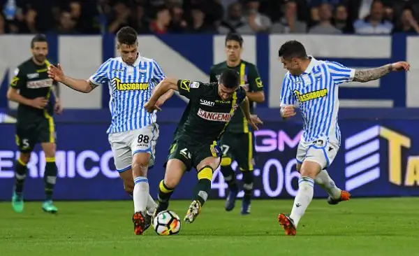 Finisce senza gol lo scontro salvezza della 33esima giornata. Un legno per parte.