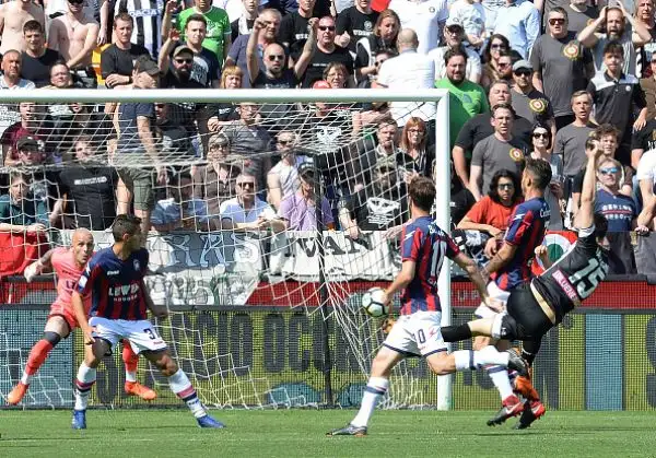 Il Crotone ribalta la rete iniziale di Lasagna con le marcature di Simy e dell'ex Faraoni. La squadra di Zenga scavalca la Spal.