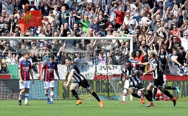Il Crotone ribalta la rete iniziale di Lasagna con le marcature di Simy e dell'ex Faraoni. La squadra di Zenga scavalca la Spal.