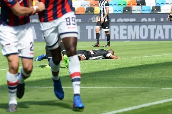 Il Crotone ribalta la rete iniziale di Lasagna con le marcature di Simy e dell'ex Faraoni. La squadra di Zenga scavalca la Spal.