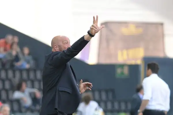 Il Crotone ribalta la rete iniziale di Lasagna con le marcature di Simy e dell'ex Faraoni. La squadra di Zenga scavalca la Spal.