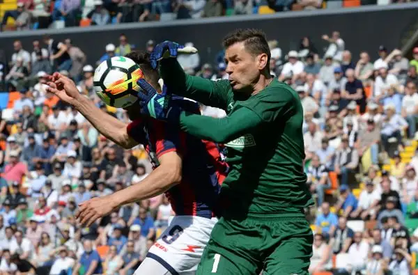 Il Crotone ribalta la rete iniziale di Lasagna con le marcature di Simy e dell'ex Faraoni. La squadra di Zenga scavalca la Spal.